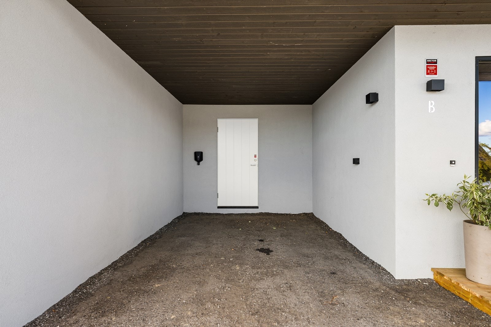 Carport rett ved inngangspartiet Galleribilde