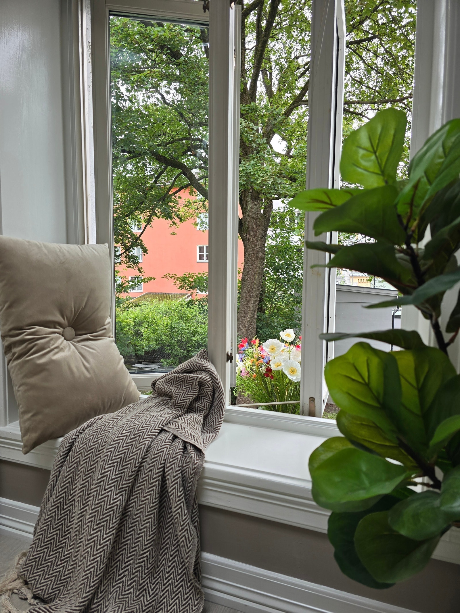 Utsikt til stille bakgård fra leiligheten Galleribilde