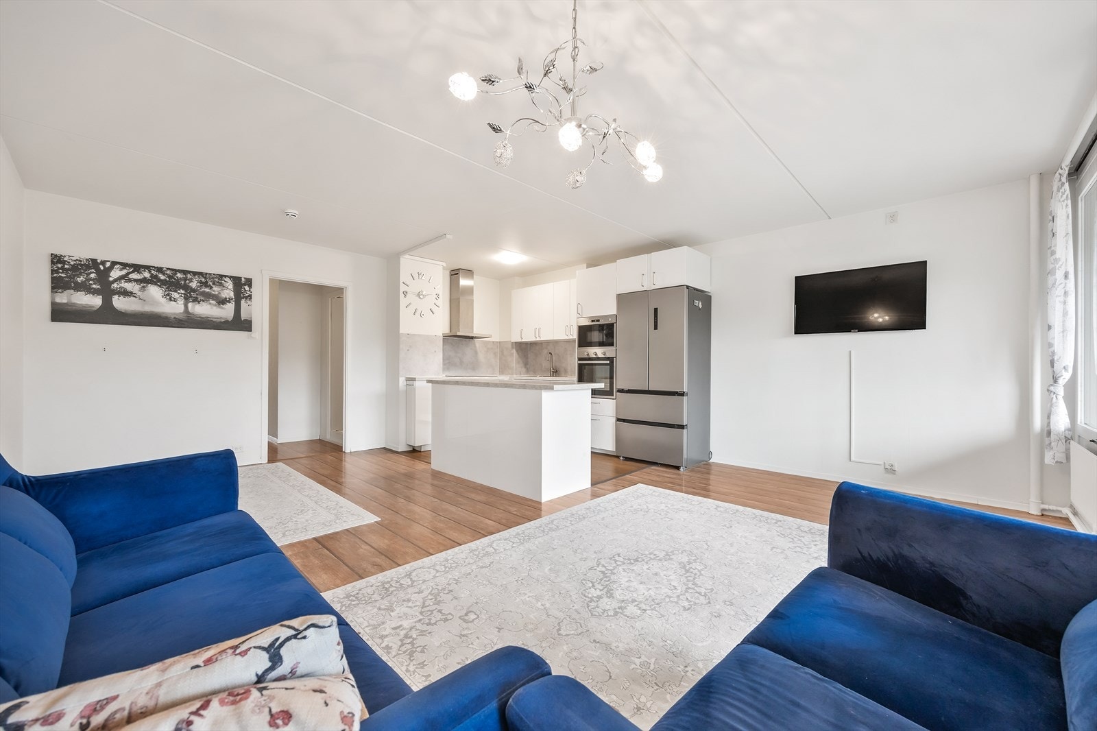 Her er det god plass til en romslig sofagruppe for hyggelige kvelder. Galleribilde