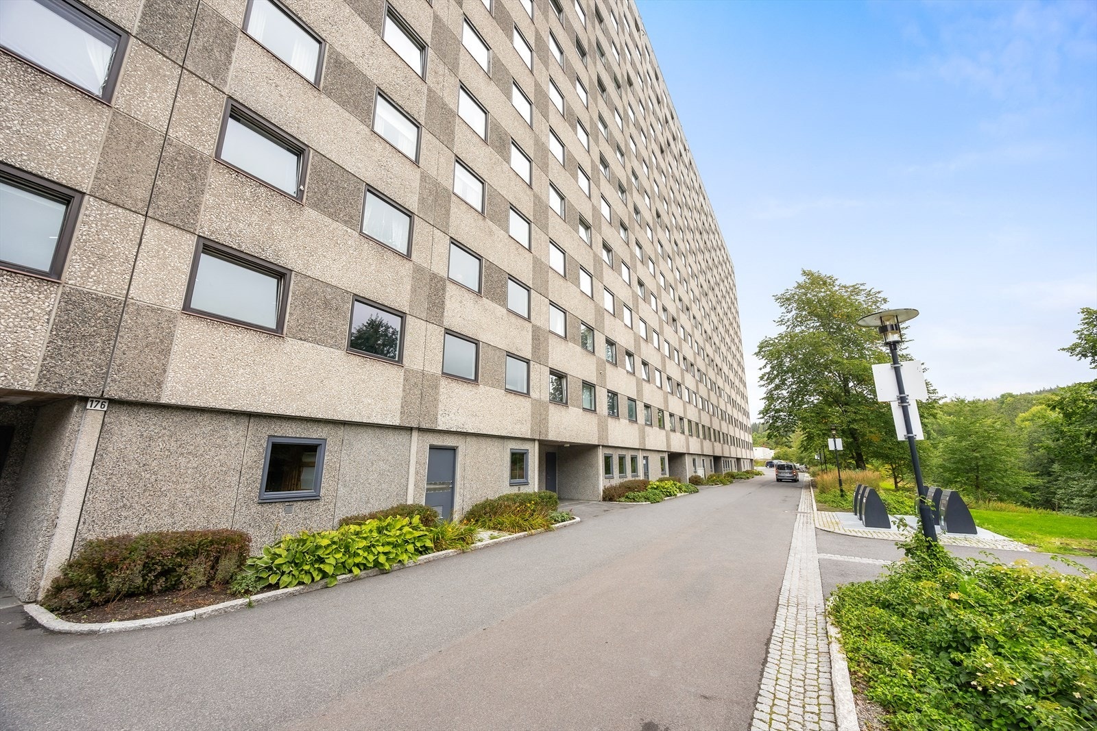Solid betongbygg fra 1967 i et trygt og behagelig bomiljø. Galleribilde