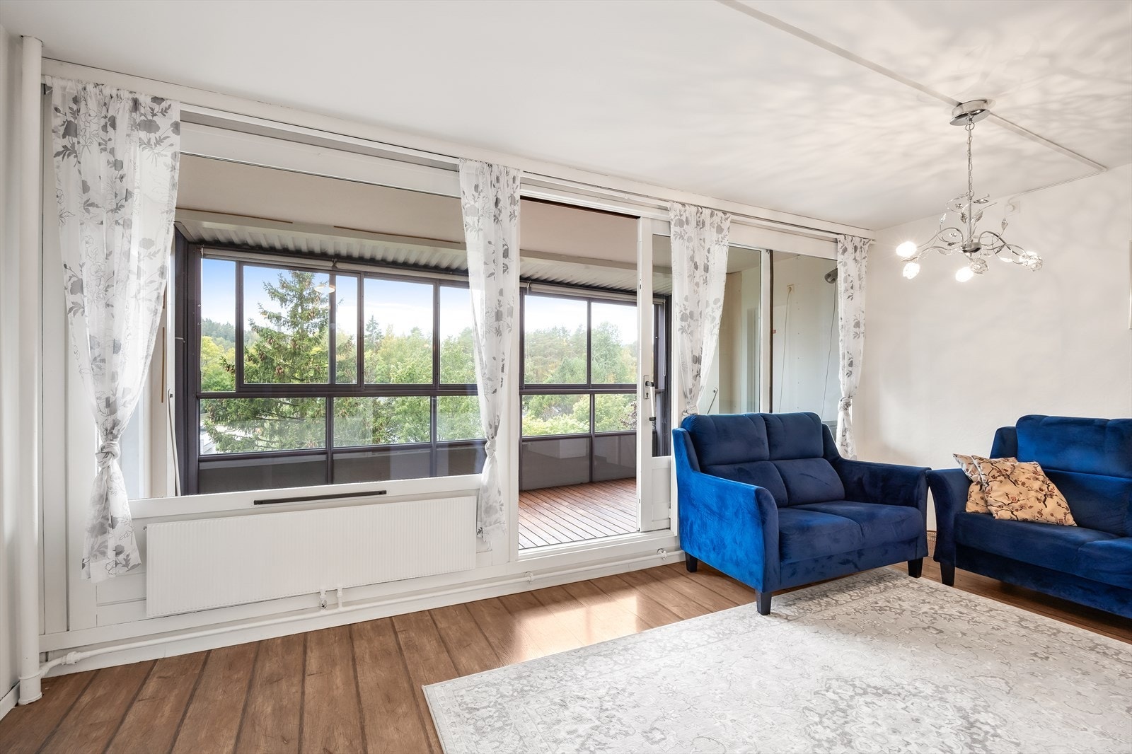 De store vindusflatene i stuen slipper inn rikelig med naturlig dagslys. Galleribilde