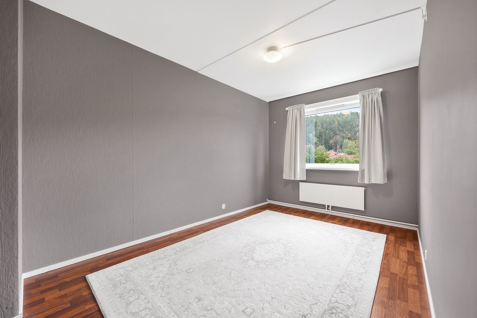 Romslig hovedsoverom med plass for garderobeløsning og oppvarming via radiator. Galleribilde