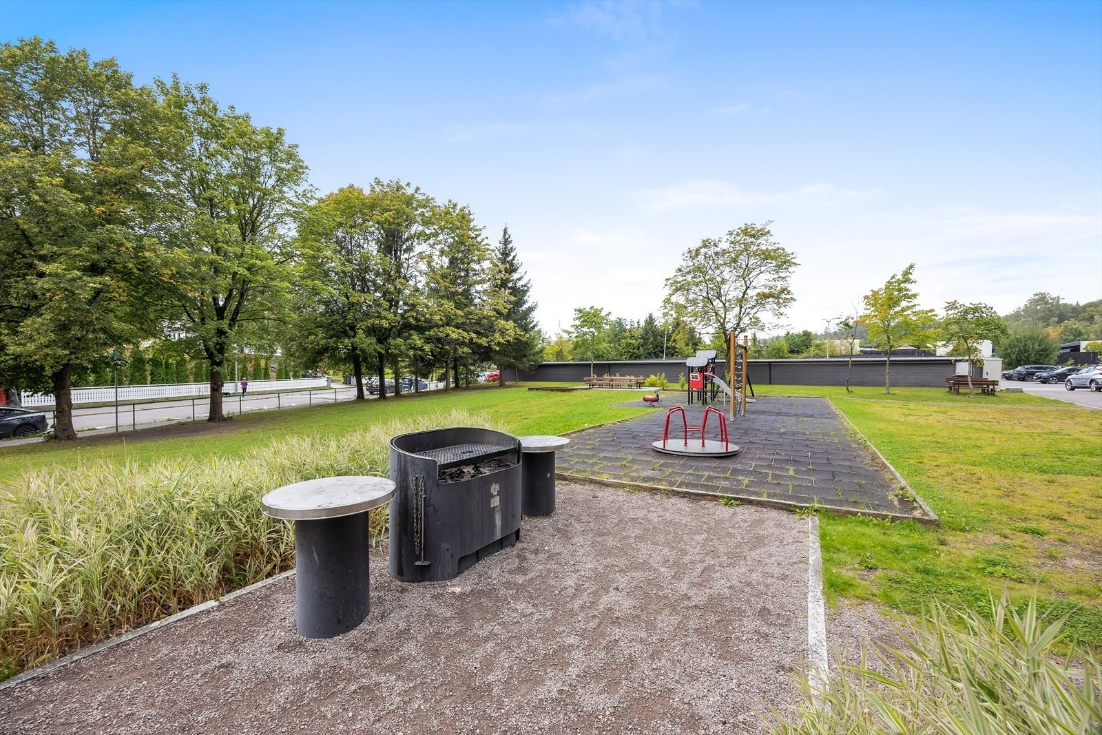 Felles lekeplass og grillområde til glede for store og små rett utenfor bygget. Galleribilde