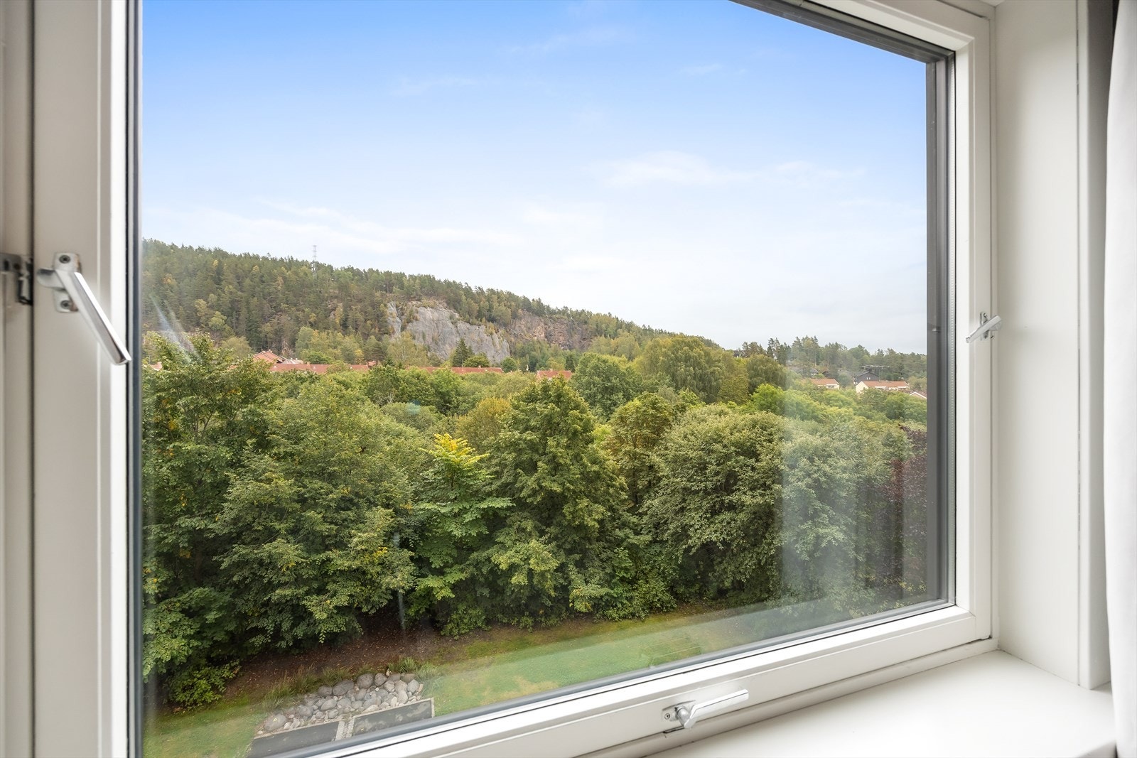 Fra vinduet ser du mot de grønne områdene som omkranser Grorudparken og Alnaelva. Galleribilde