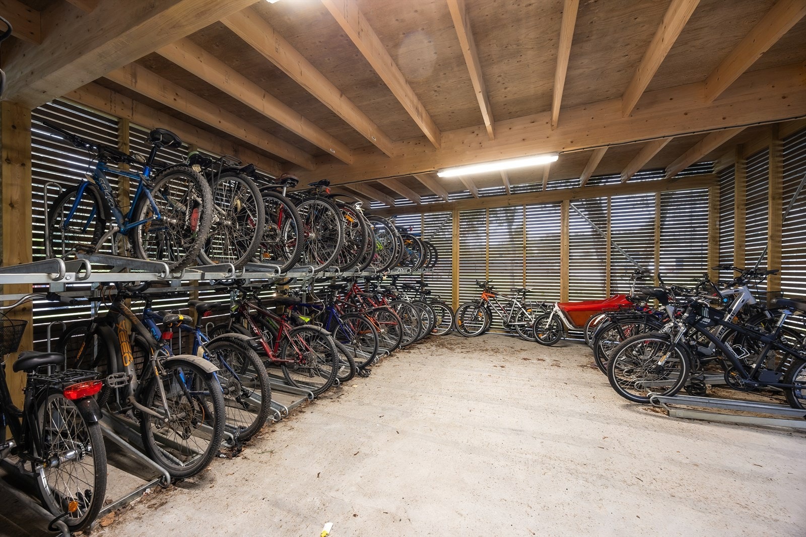 Sikker og praktisk sykkelparkering under tak for beboerne. Galleribilde