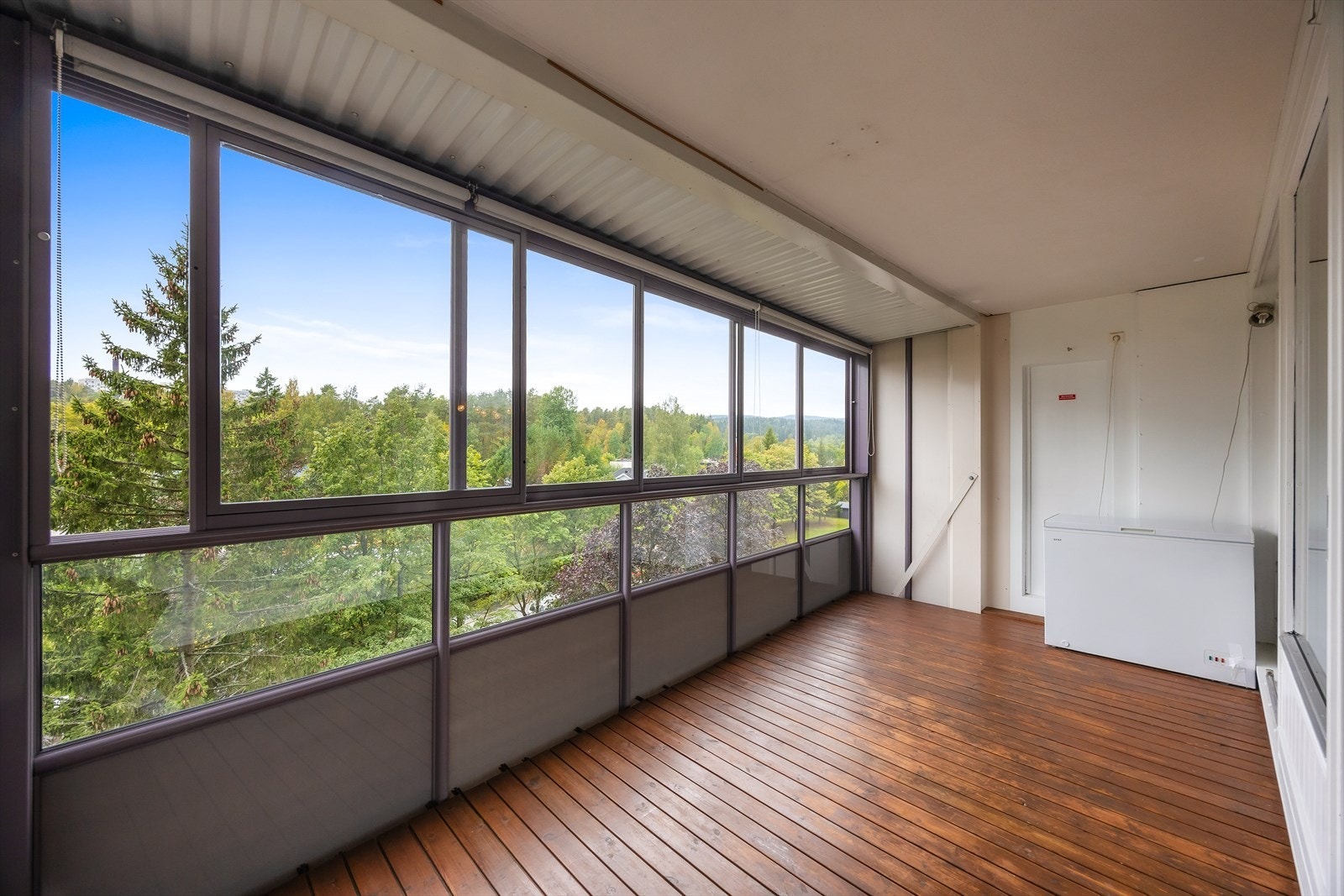 Den romslige, vestvendte balkongen på 12m² fungerer som en forlengelse av stuen. Galleribilde