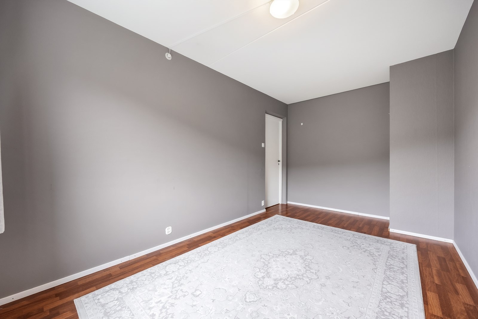 Et av tre soverom med god plass til dobbeltseng og garderobe. Galleribilde