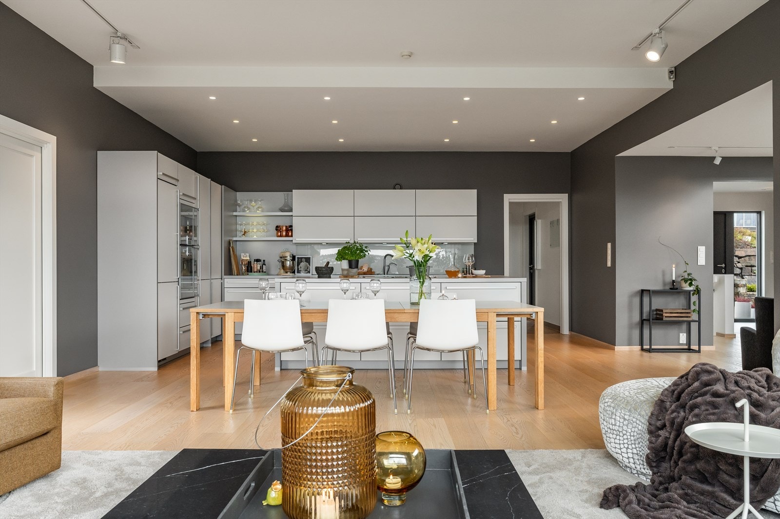 Åpen og sosial atmosfære til kjøkkenet - Behagelig og luftig romfølelse Galleribilde