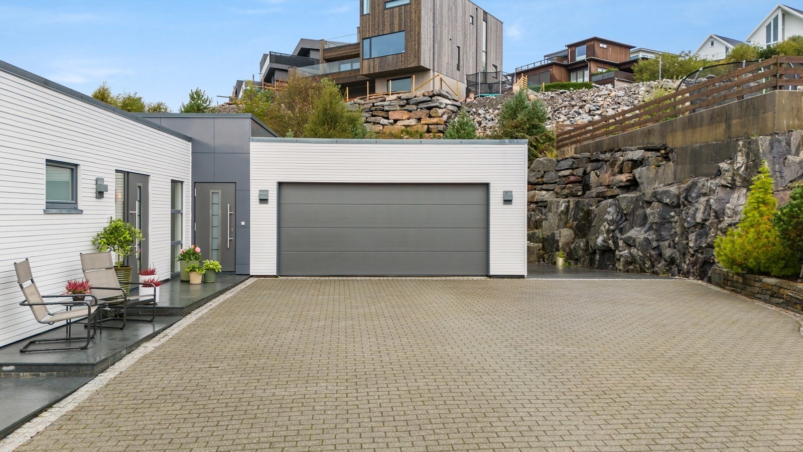 Stor dobbel garasje i flukt med vaskerom Galleribilde