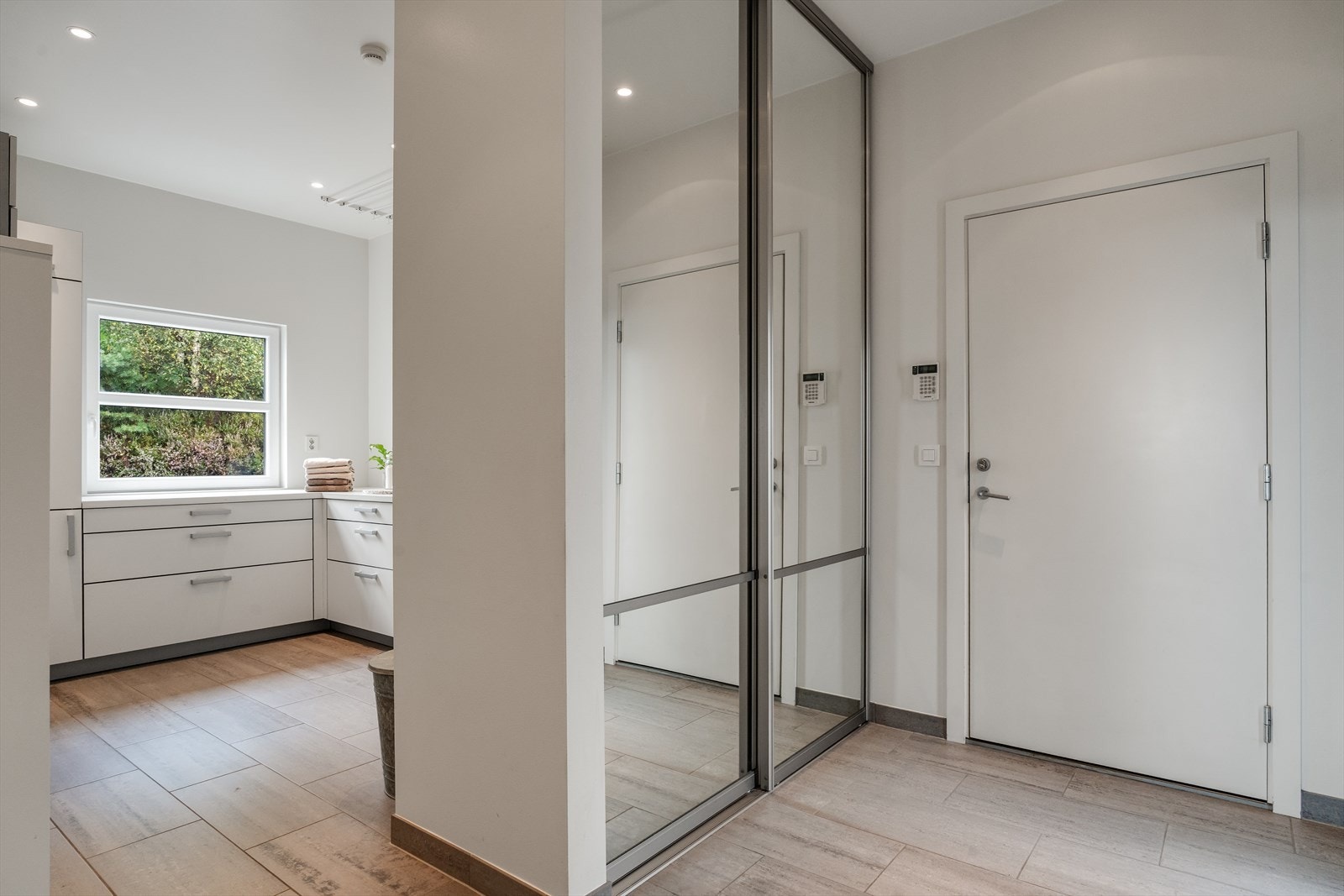 Vaskerommet har Alno kvalitet og direkte tilkomst fra garasje Galleribilde