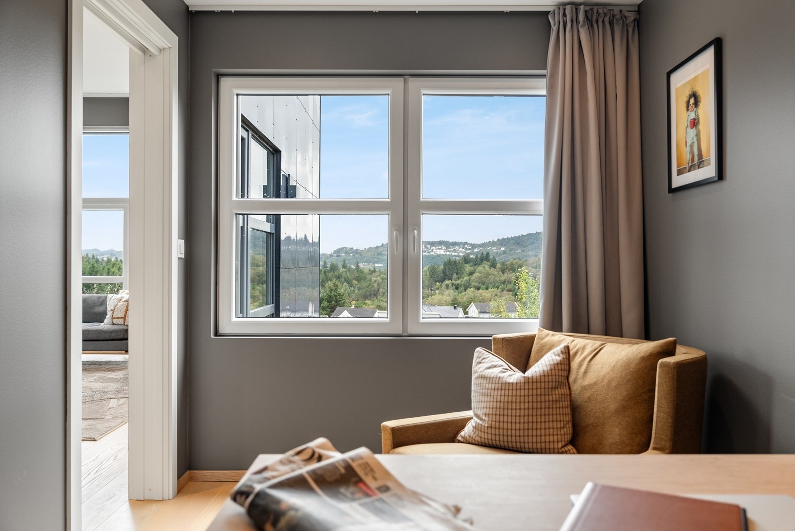 Kontoret er plassert like ved kjøkkenet og i en helt egen sone Galleribilde