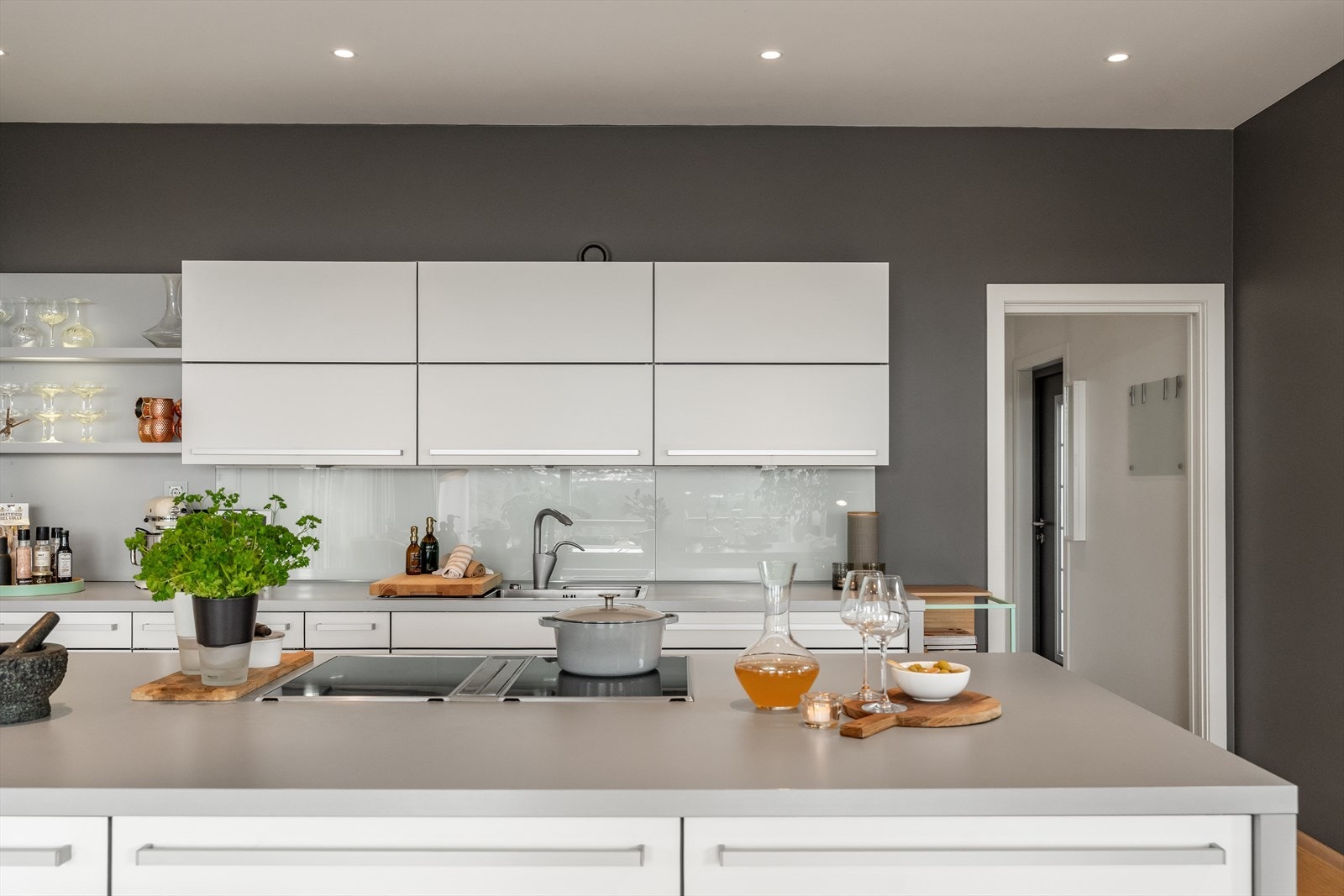 Kjøkkenet har godt med skap -og benkeplass til matlaging/oppbevaring Galleribilde