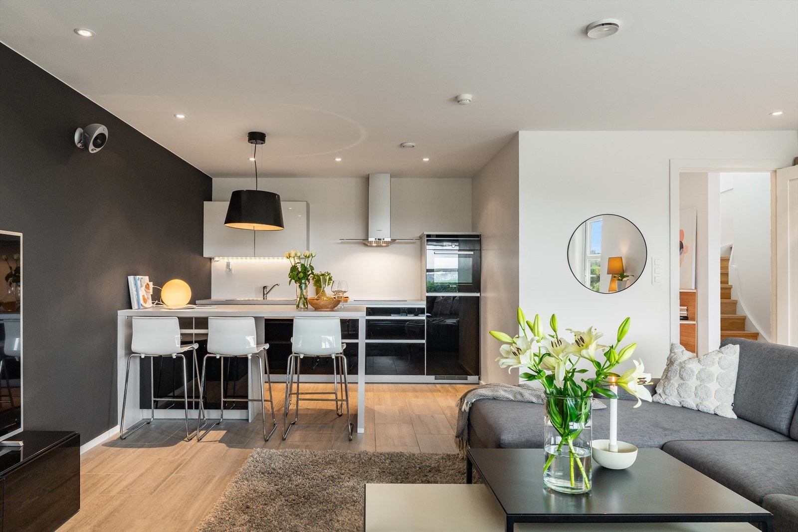 Stuen lar seg lett møblere med sofagruppe, tv benk og øvrig stuemøblement Galleribilde