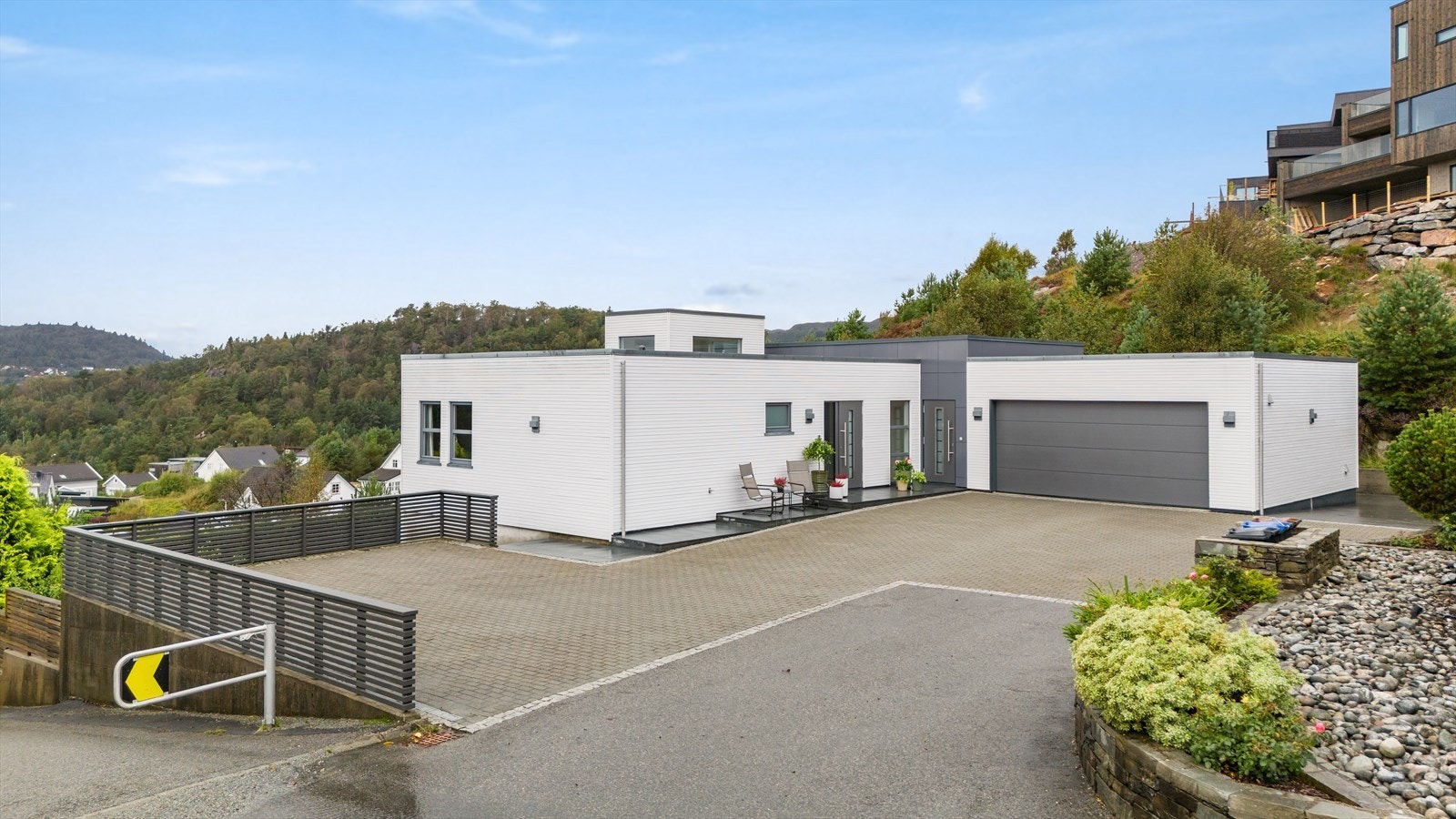 Gårdsrom med påkostet utebelysning og et enormt tun Galleribilde