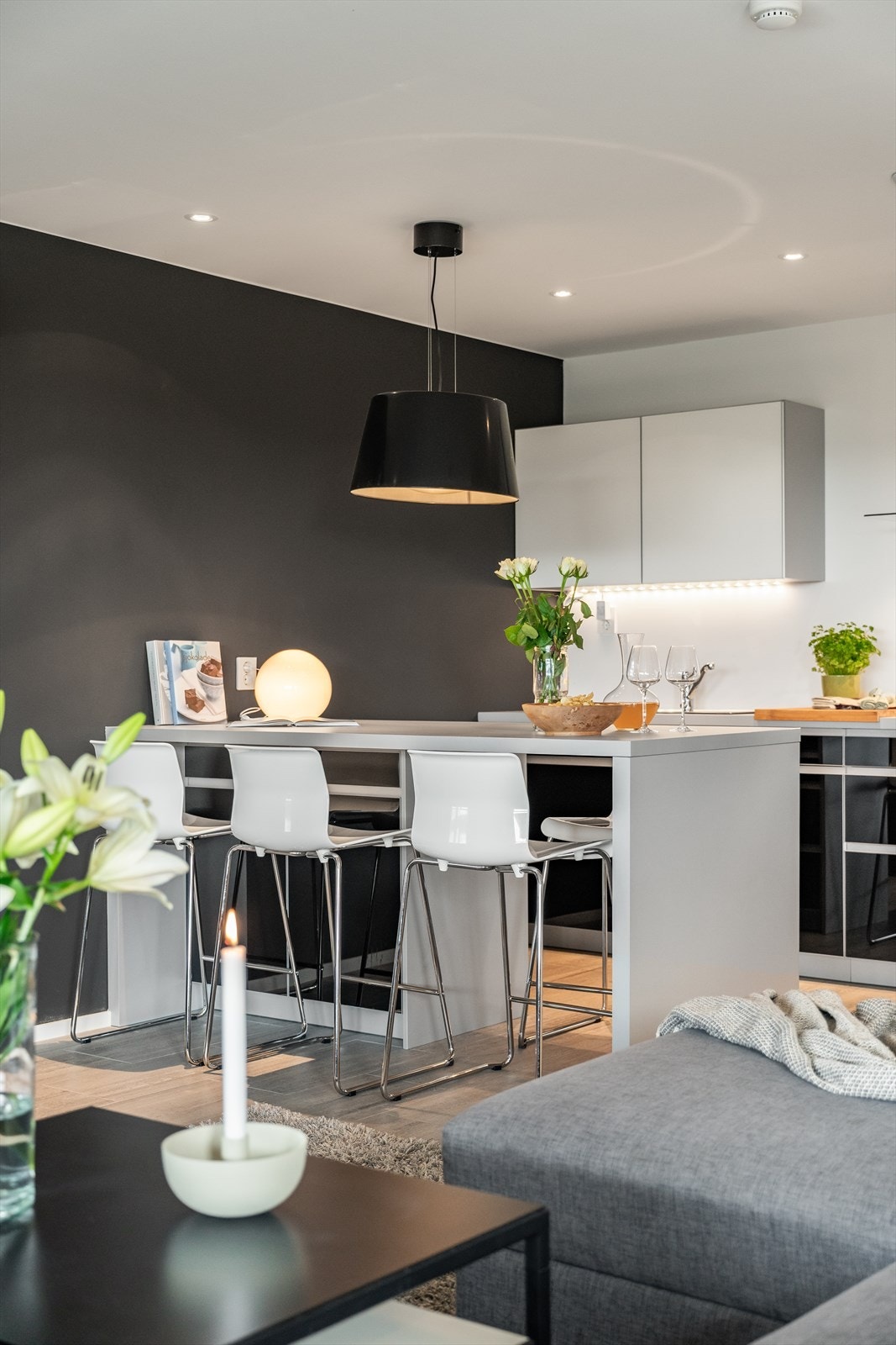 Fullverdig kjøkken med integrerte hvitevarer og barløsning m/sitteplass Galleribilde