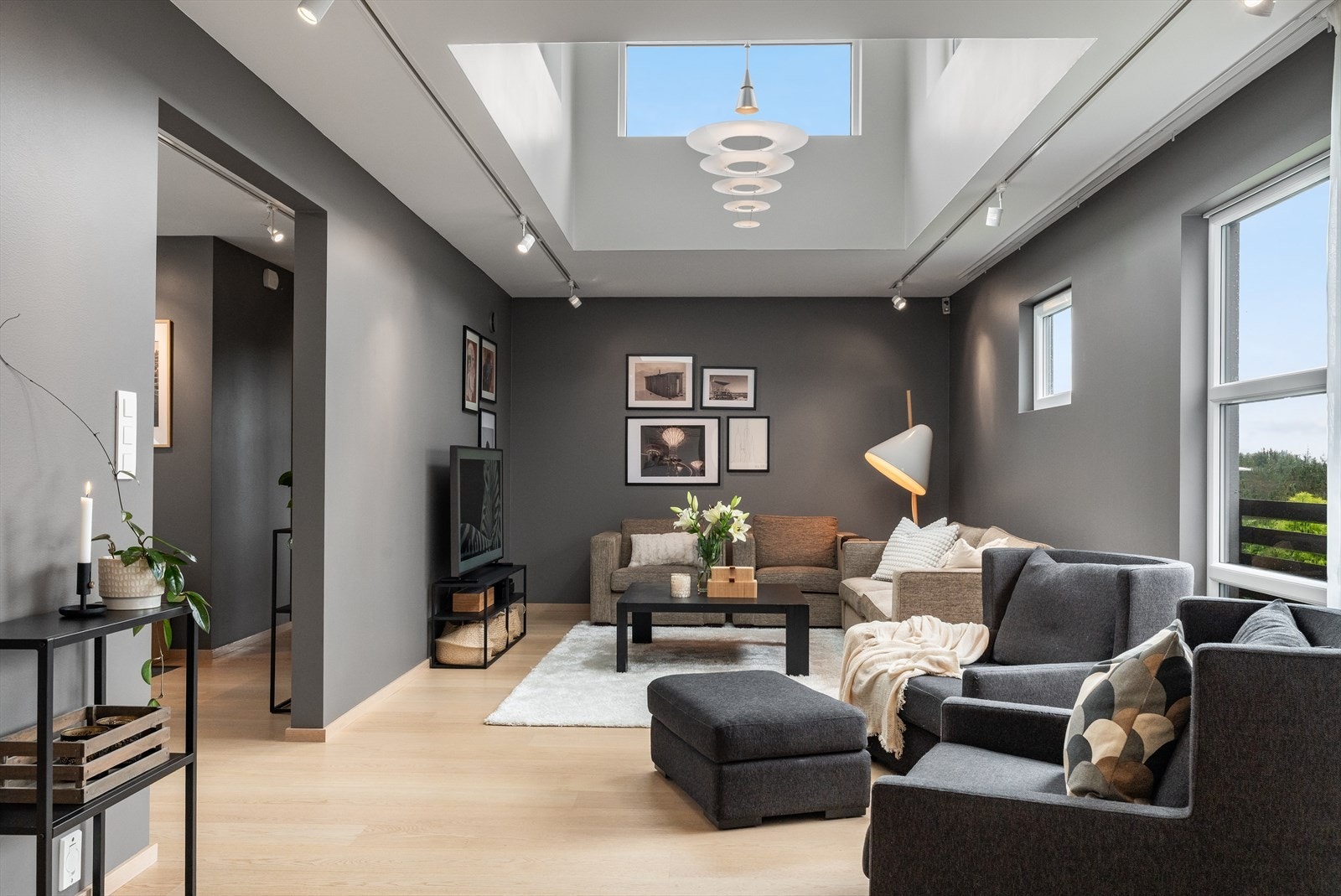 Flere soner for sittegruppe, tv benk og øvrig stuemøblement Galleribilde