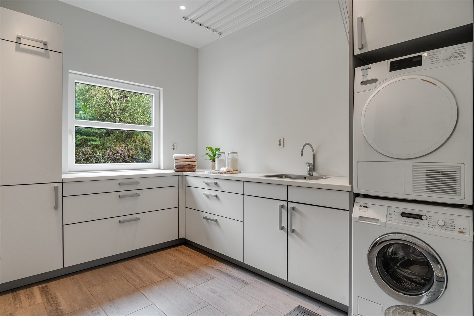 Vaskerom (17 kvm)m/innredning til oppbevaring og lagring Galleribilde