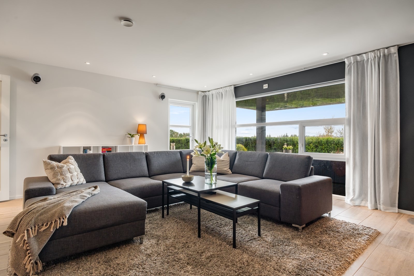 Romslig kjellerstuen med utgang til skjermet hage og egen kjøkkenkrok Galleribilde