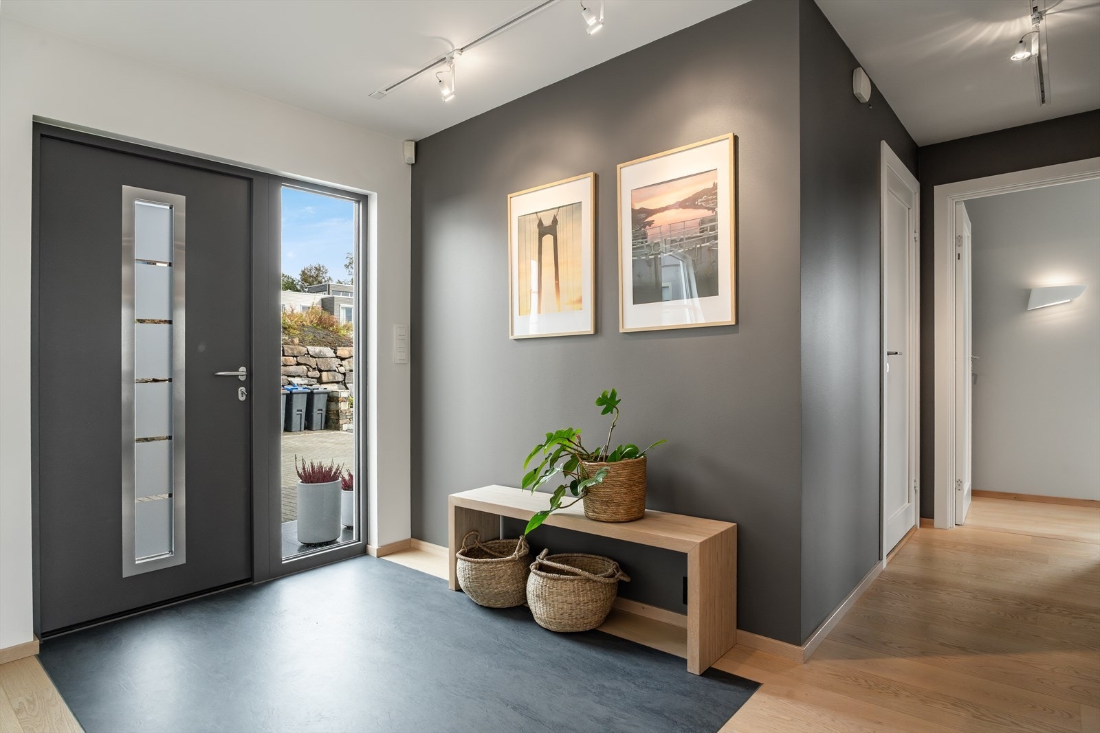 Svært innbydende entre med god plass til gangmøblement og oppheng av ytterklær Galleribilde