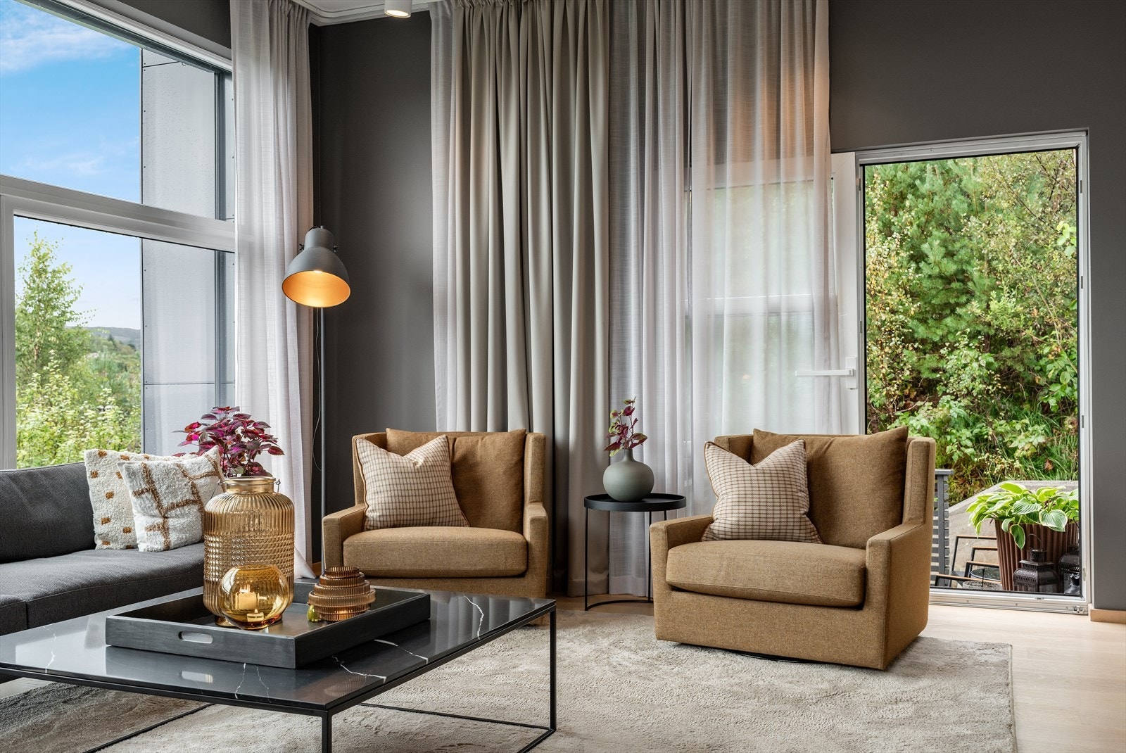 Utgang fra stue til pent opparbeidet uteareal Galleribilde