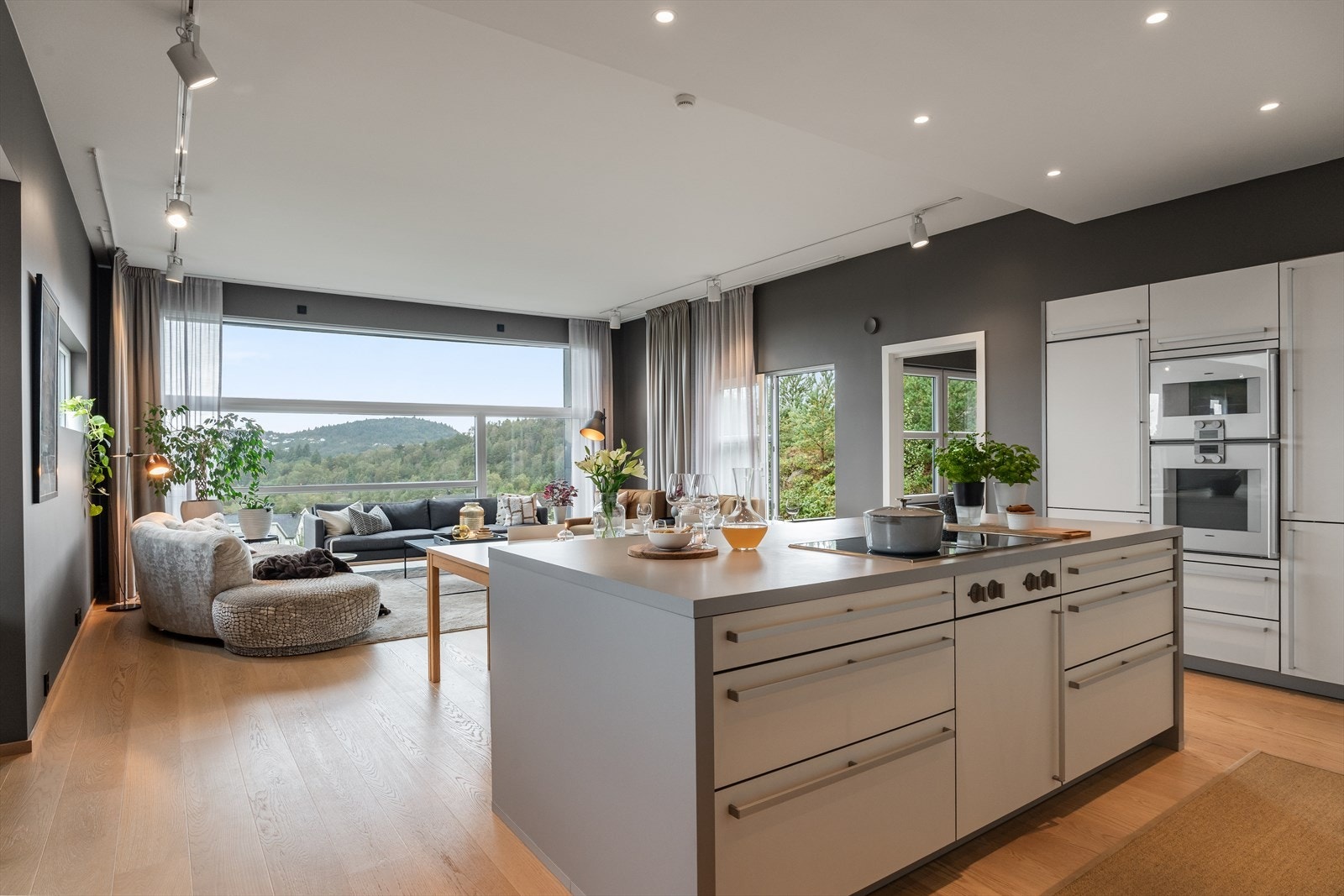 Fra stuen/kjøkken har en tilkomst til eget kontor Galleribilde