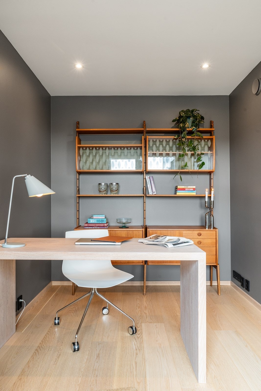 Kontoret har god plass til skrivepult, kontorstol og reol Galleribilde