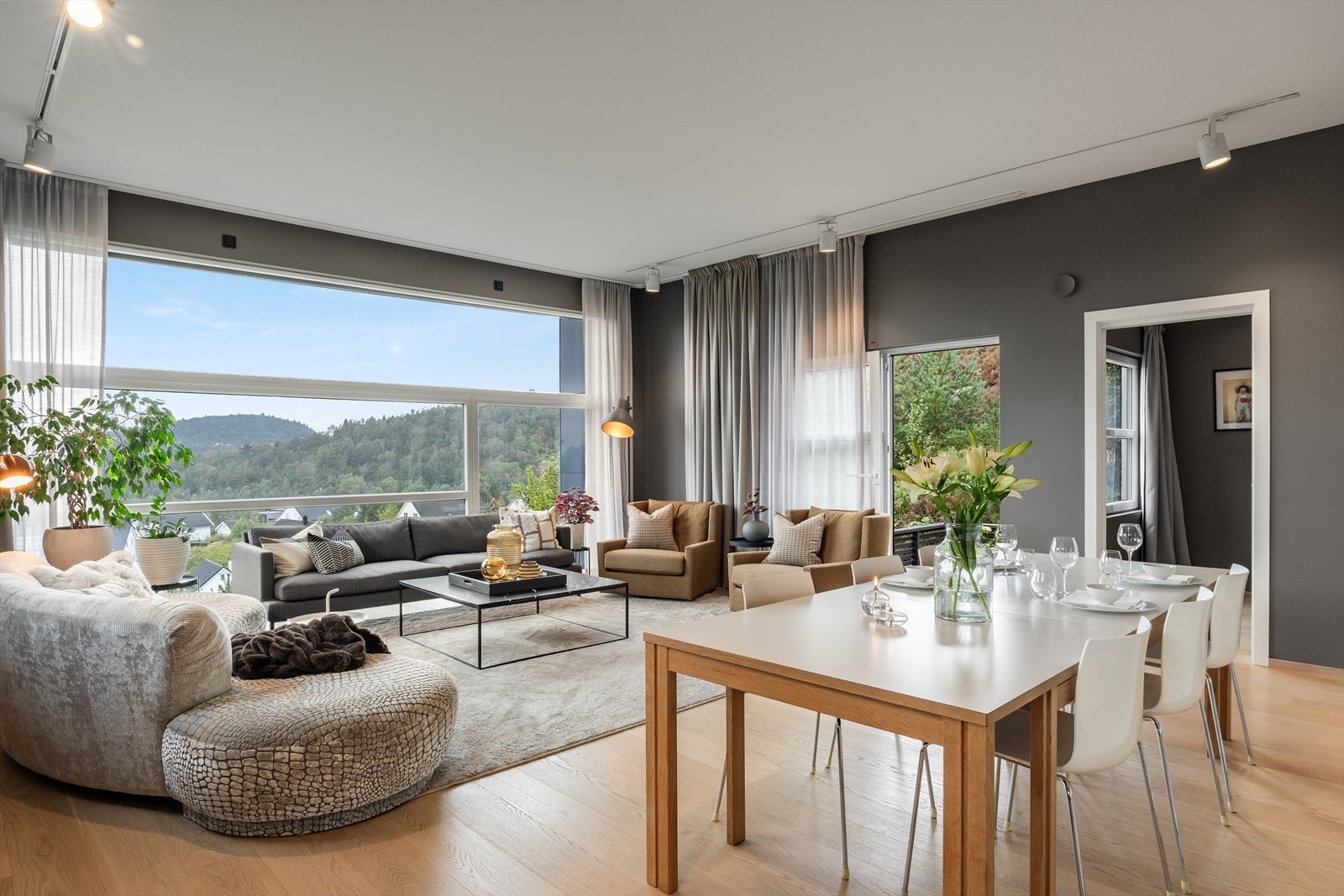 Stuen har god plass til stuemøblement Galleribilde