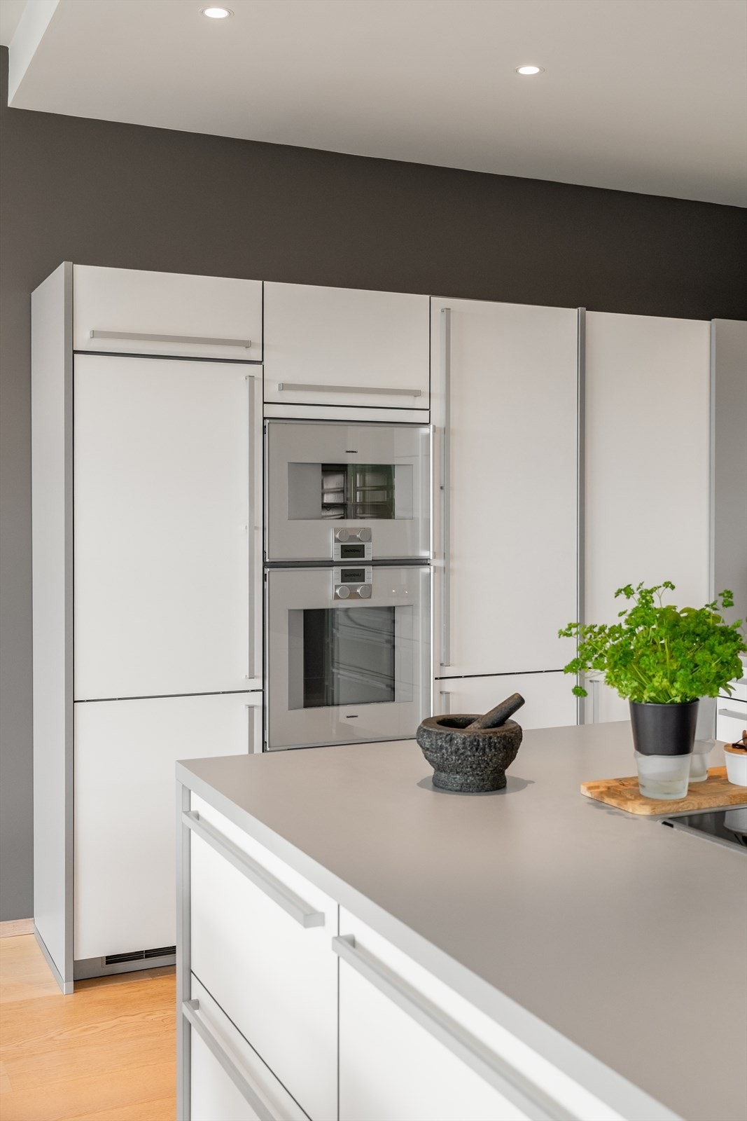 Eksklusivt og tidløst Alno kjøkken med hvitevarer som komplementerer kjøkkenets kvalitet Galleribilde