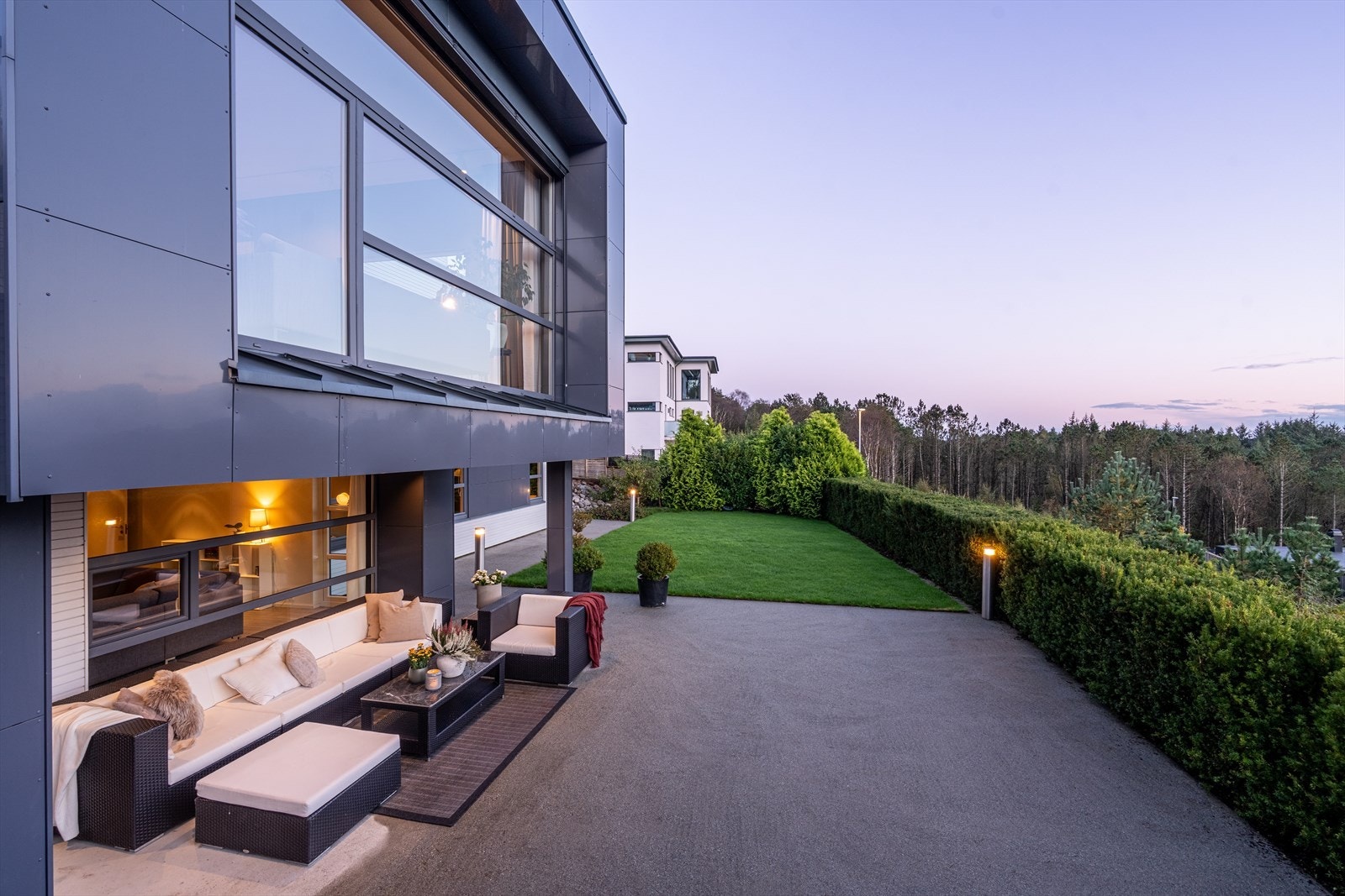 Støpte uteområde, plen, beplantning og usjenert areal. Lunt! Galleribilde