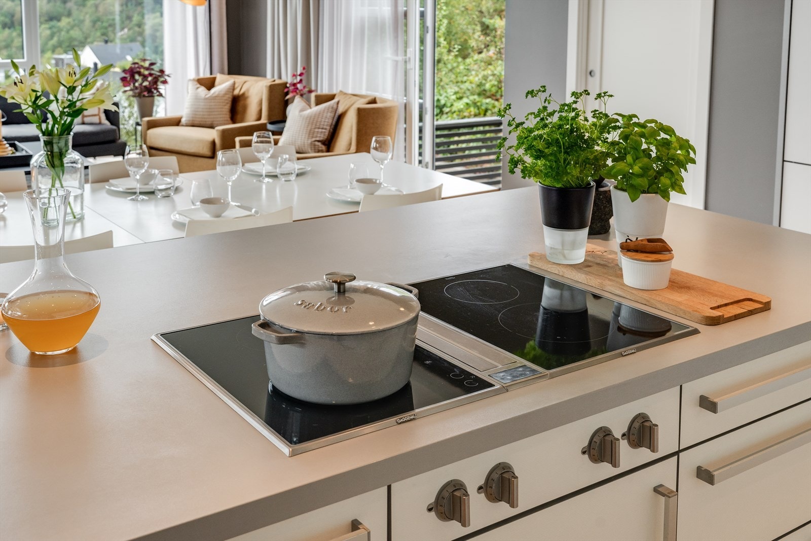 Stilren kjøkkeninnredning med hvitevarer fra Gaggenau (400-serien) Galleribilde