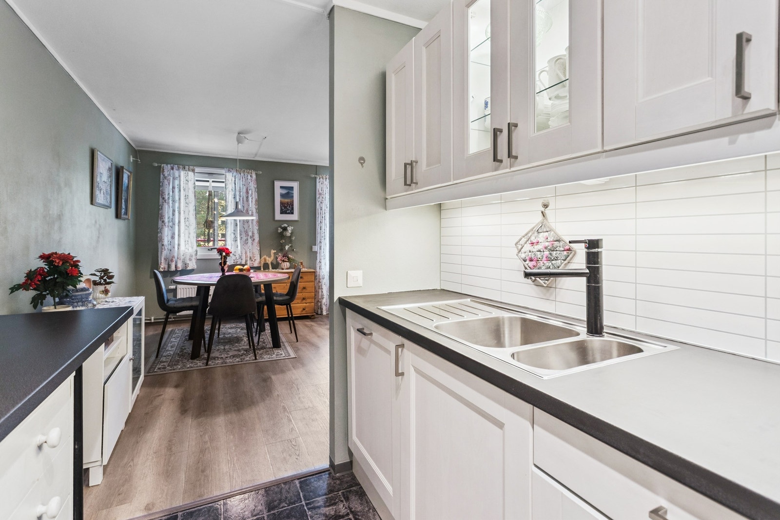 Den delvis åpne løsningen gir en fin forbindelse til stuen, samtidig som kjøkkenet er en definert sone. Galleribilde