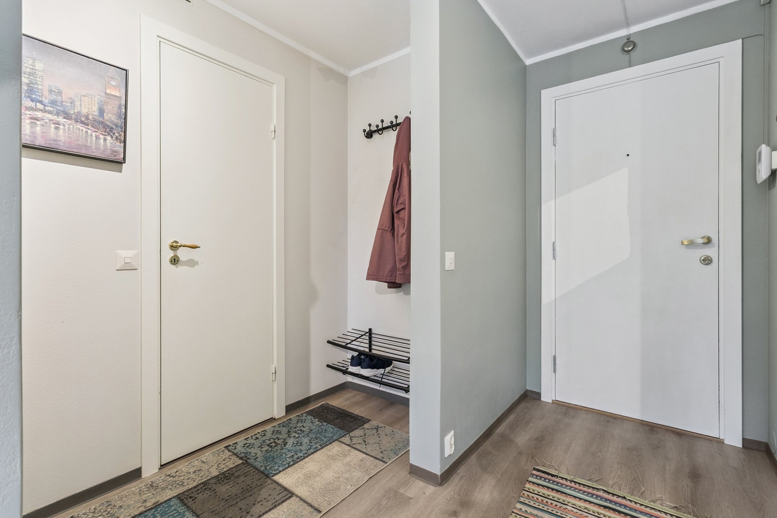 Vi starter i entréen, som har en praktisk garderobenisje. Galleribilde