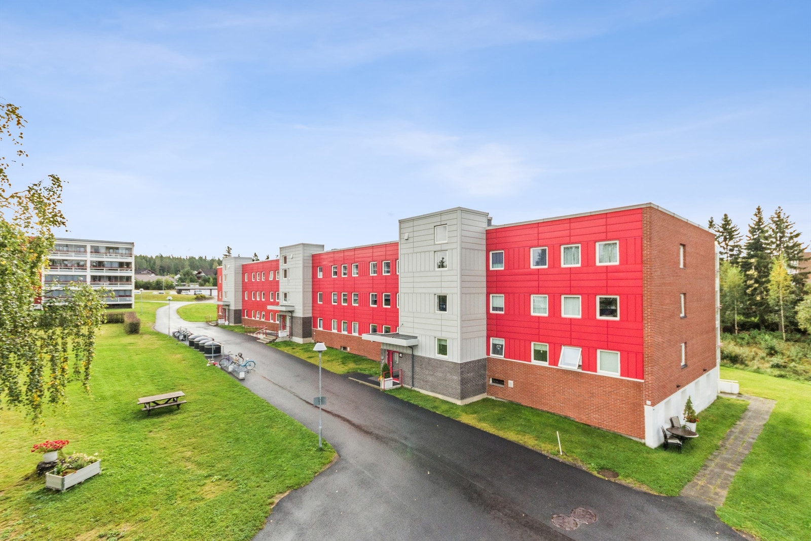 Området er rolig med lite trafikk og gode parkeringsmuligheter. Galleribilde