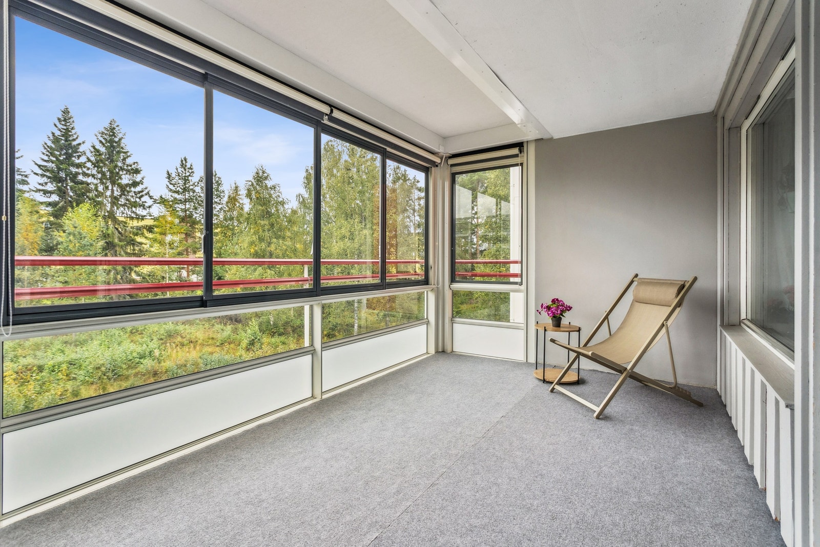 Vindusfeltene har skyvefunksjon, noe som gir fleksibilitet i bruk av uterommet. Galleribilde