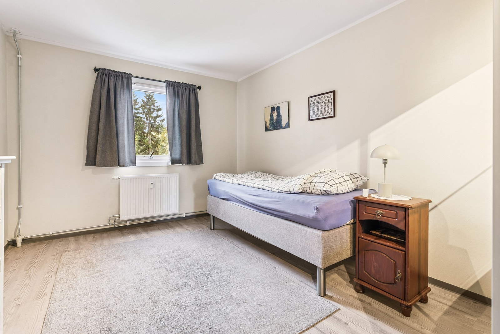 Også her er det vannbåren varme til radiator med ny termostat fra 2024. Galleribilde