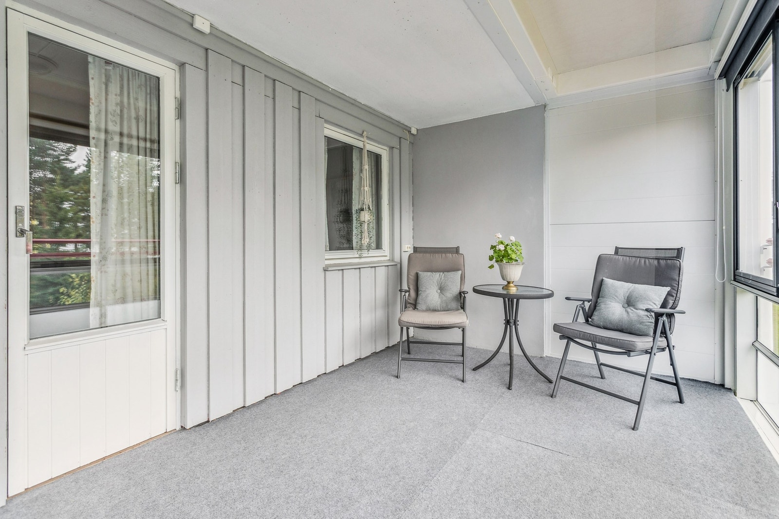 Balkongen har strømuttak og belysning, samt filtteppe på gulvet. Galleribilde