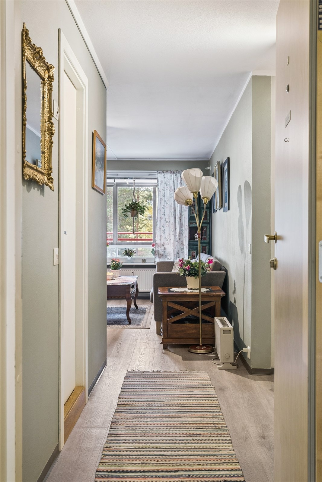 Fra gangen åpner leiligheten seg opp og leder deg videre inn mot stuen. Galleribilde