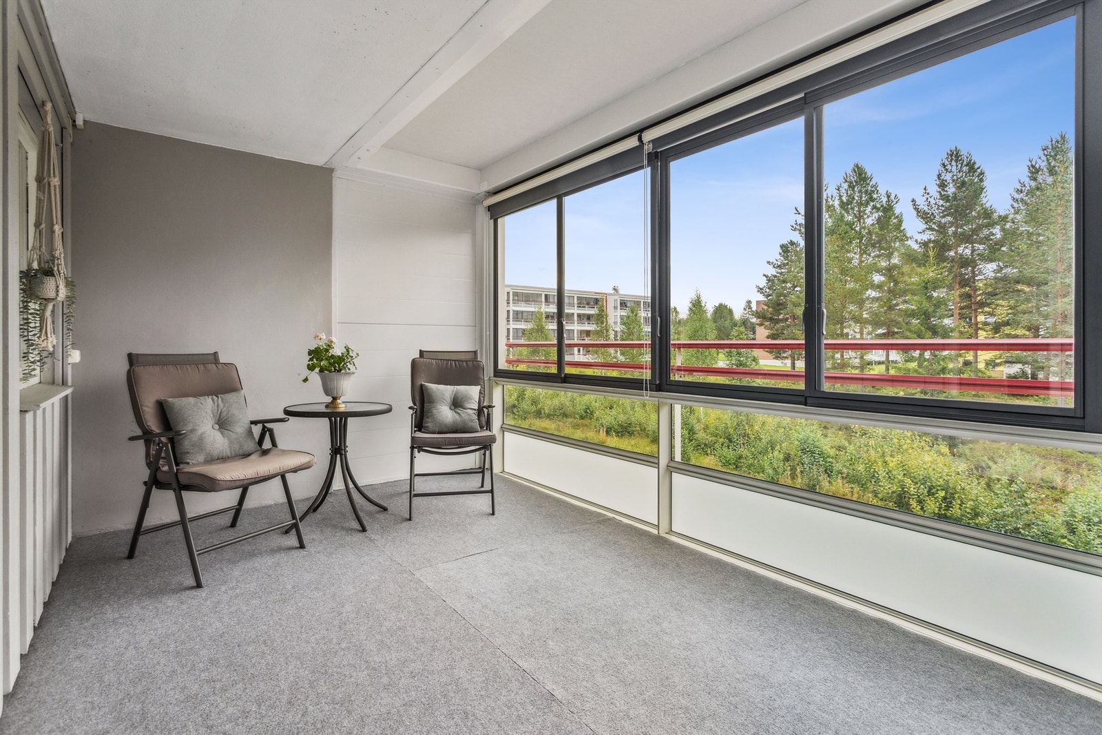 Den romslige, innglassede balkongen på 16 m² vender mot syd og fungerer som en forlengelse av stuen. Galleribilde