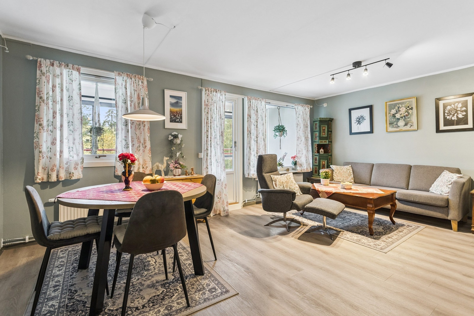 Fra stuen er det utgang til en sydvendt, innglasset balkong på 16 m², oppført i 2012/2013. Galleribilde