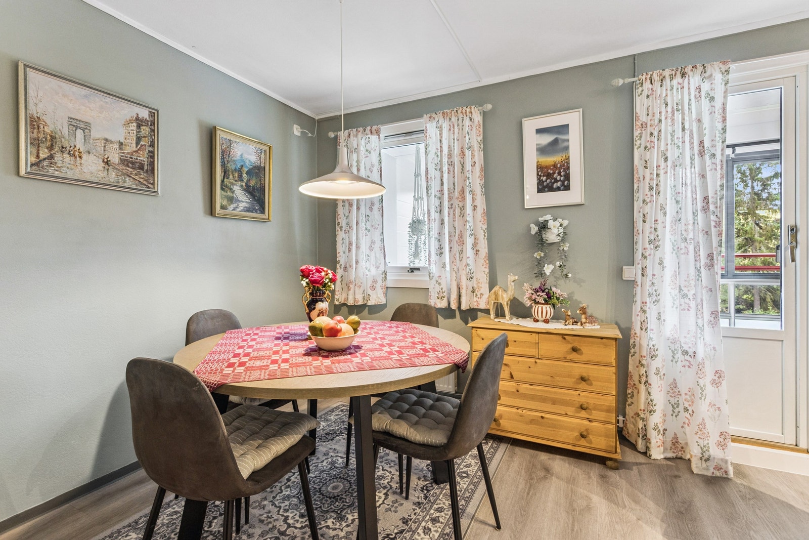 Spiseplassen er naturlig plassert i overgangen mellom stue og kjøkken. Galleribilde