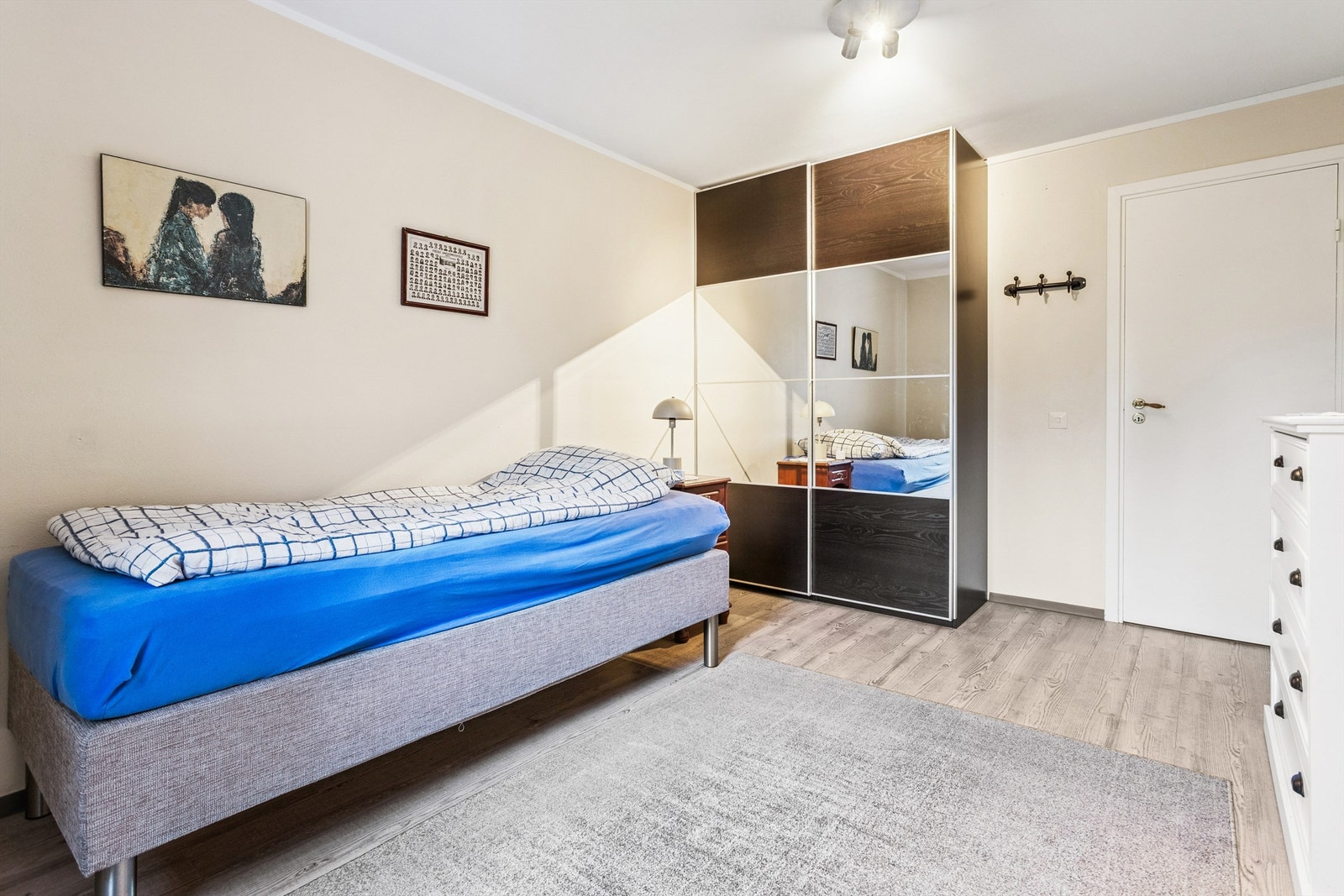 Stort soverom med god plass til både seng, garderobeløsning og annen møblering. Galleribilde