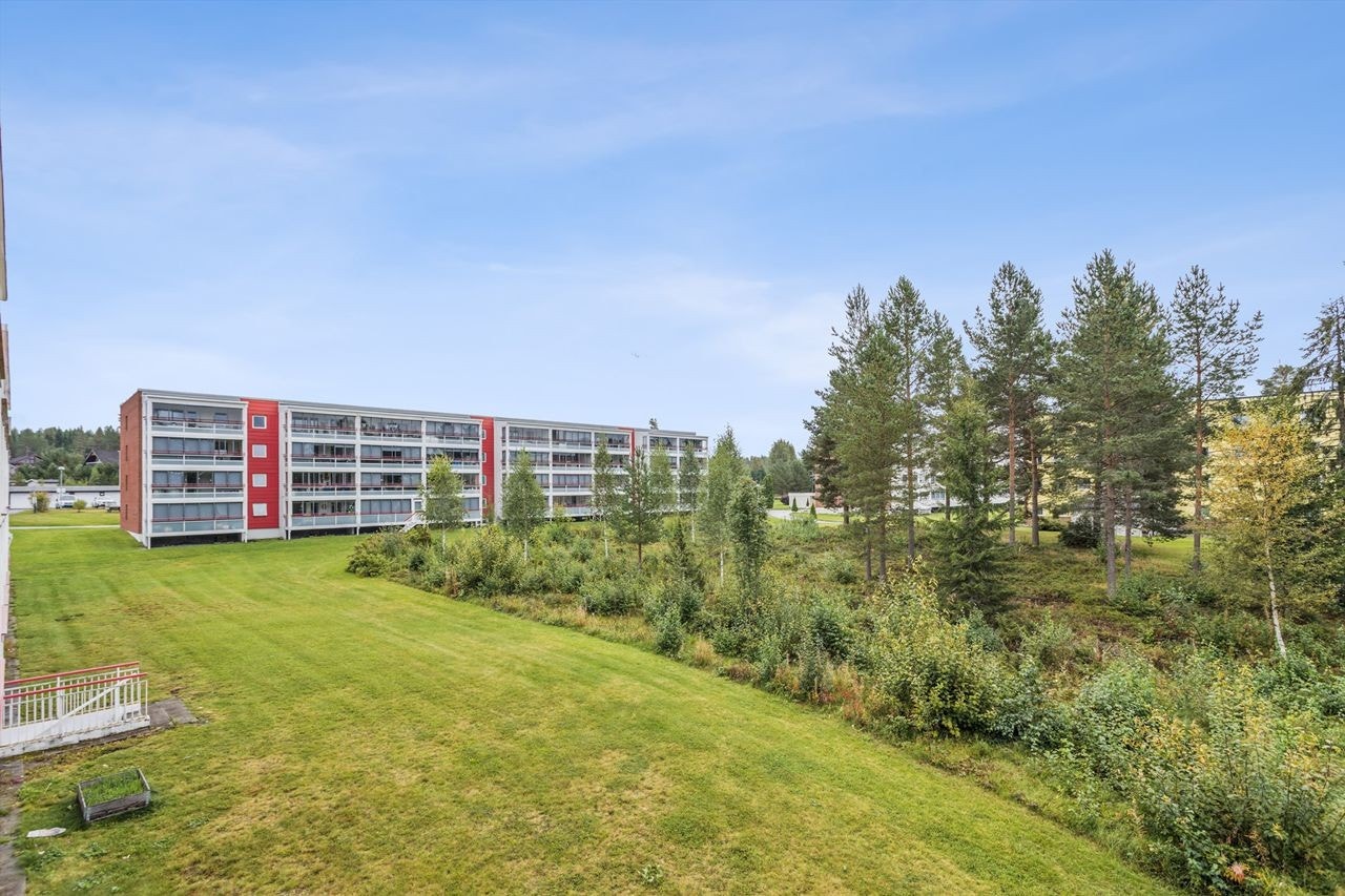 Fasaden består av tegl og metallplater, og balkongene ble innglasset i 2012/2013. Galleribilde