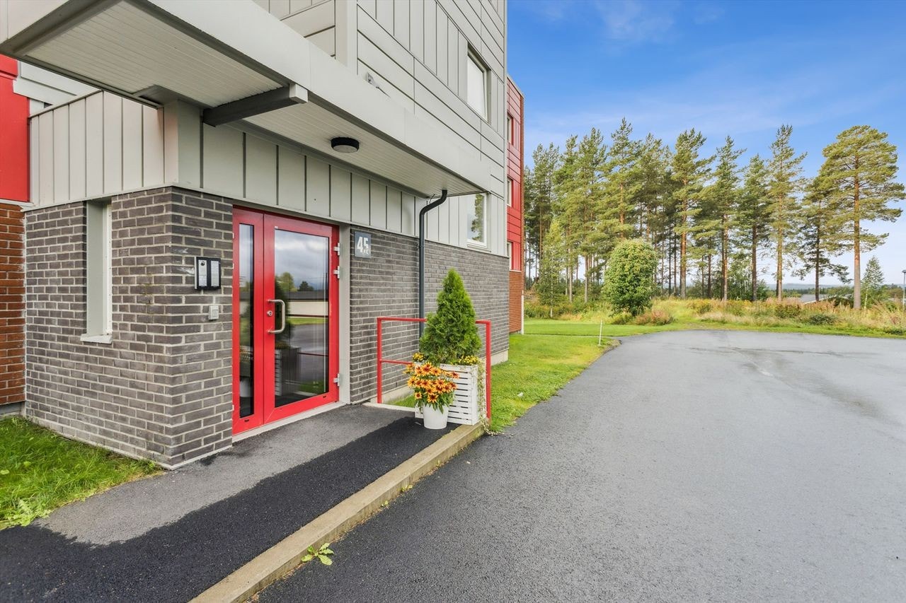 Nytt inngangsparti med trappefri adkomst og heis. Galleribilde