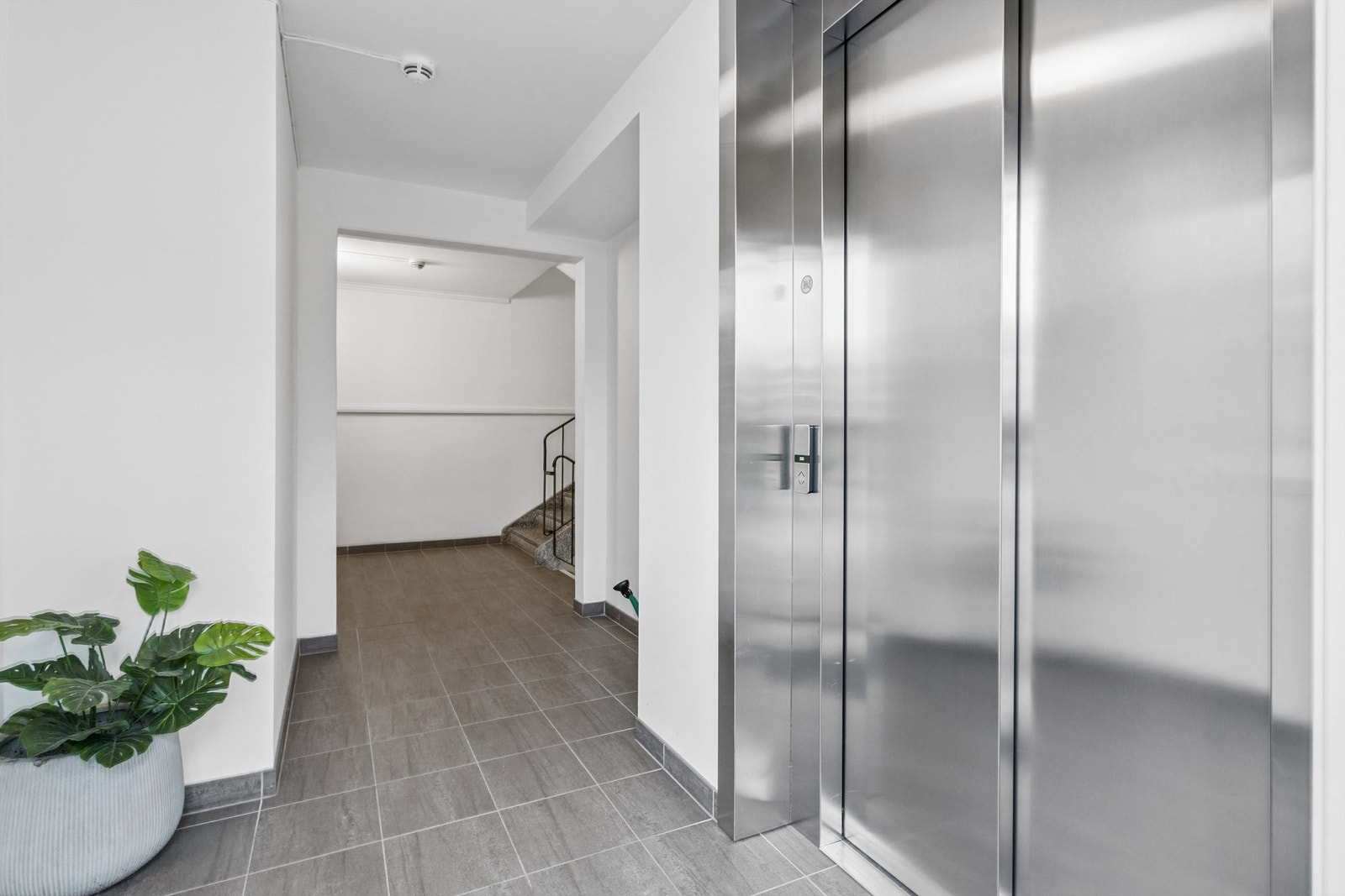 Bygget har heis som ble installert i 2021/2022 og betjener alle etasjer fra kjeller til toppen. Galleribilde