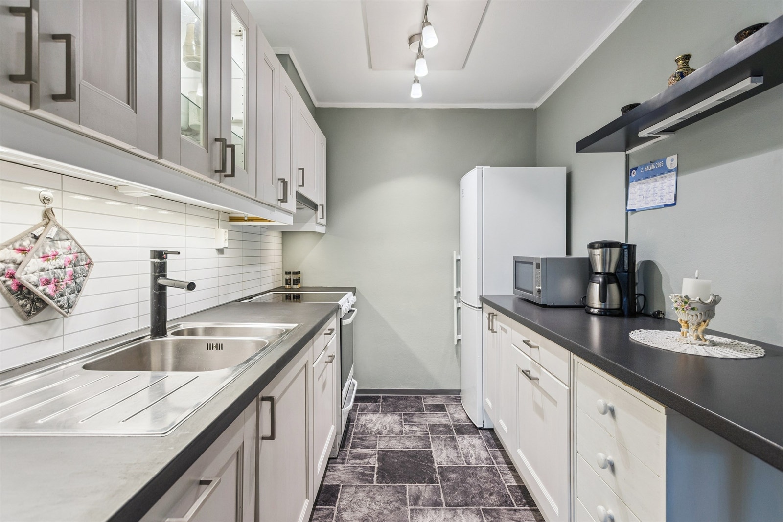 Kjøkkenet er praktisk utformet med god skap- og benkeplass, og har laminerte benkeplater. Galleribilde