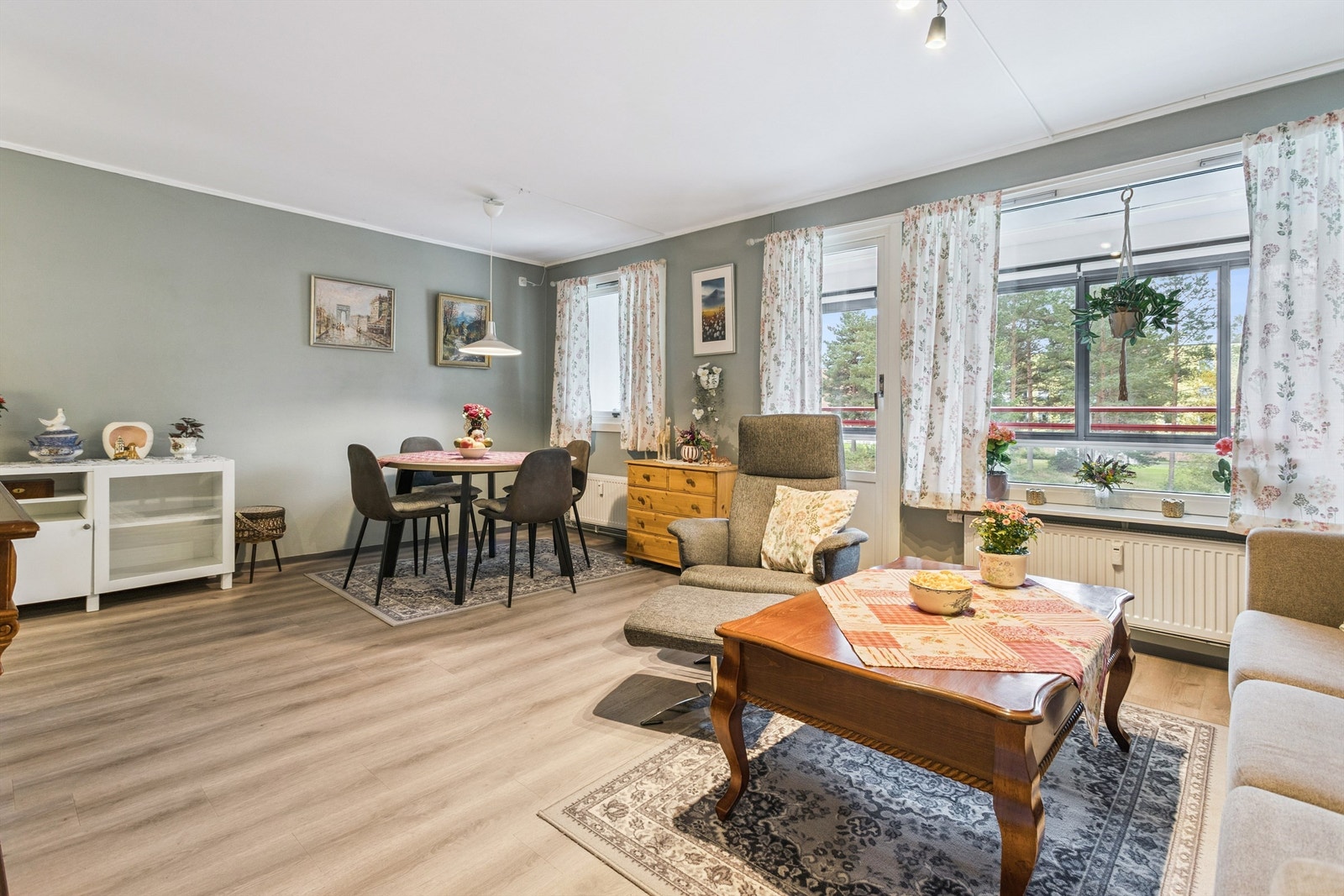 Rommet er enkelt å møblere med plass til både en spisedel og en sofagruppe. Galleribilde