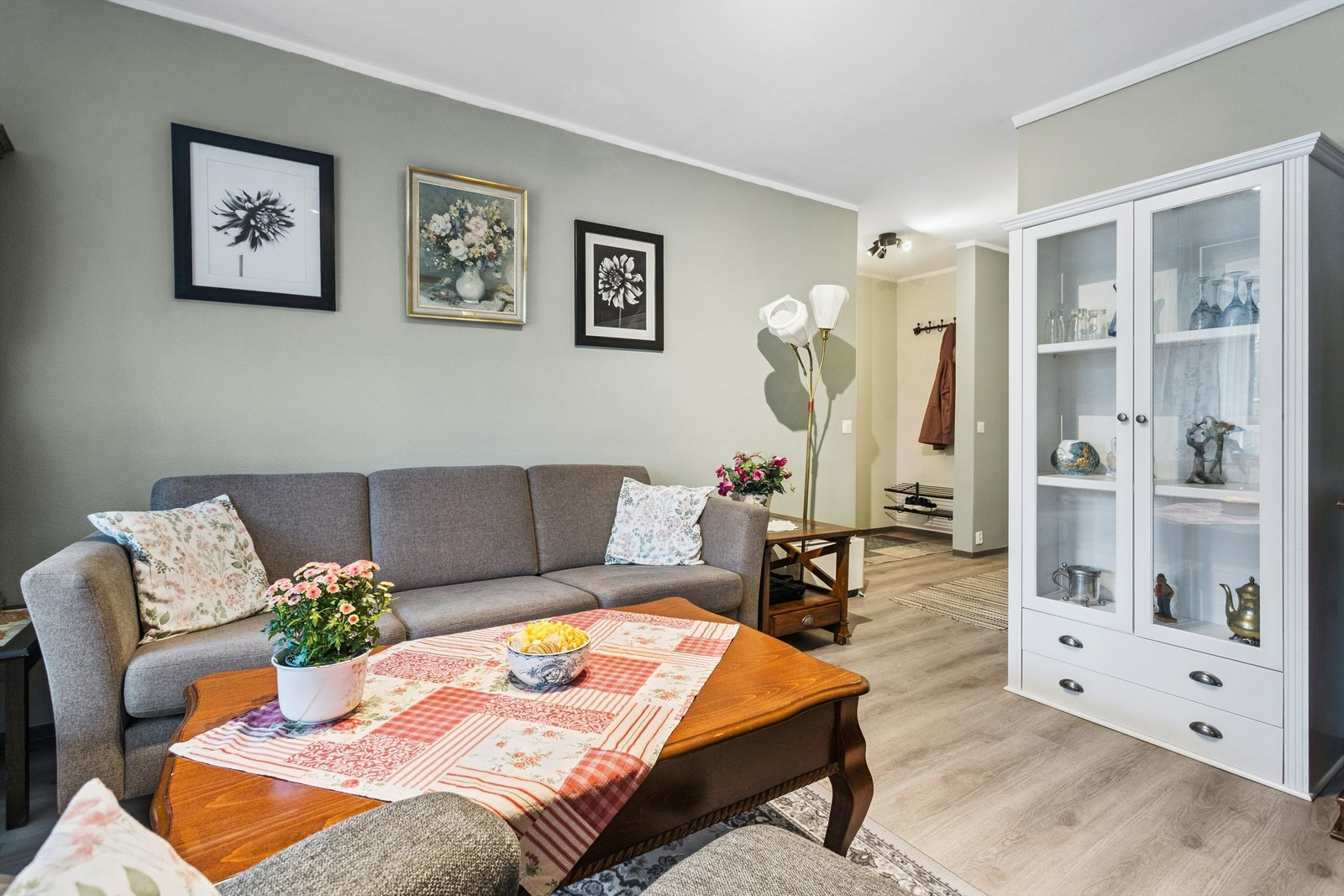 Gulv med pent laminat, og veggene er kledd med malte plater og malt betong. Galleribilde