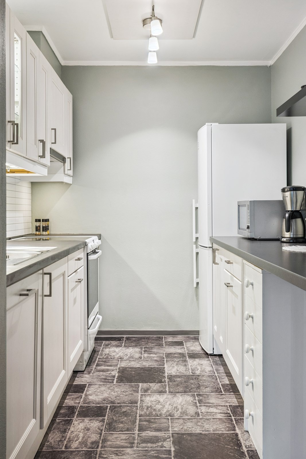 Ventilatoren over komfyren er fra 2025 og koblet til bygningens sentralavtrekk. Galleribilde