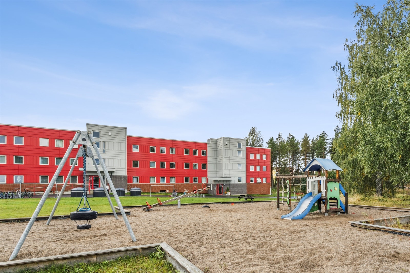 Fellesområdene inkluderer en lekeplass og store, grønne arealer. Galleribilde