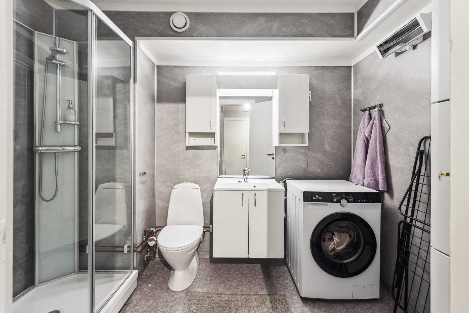 Badet ble pusset opp i 2025 med våtromsplater på veggene og belegg på gulvet. Galleribilde